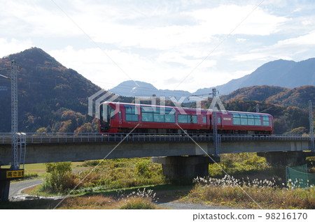 Echigo Tokimeki Railway Resort Setsugekka Himekawa Railway Bridge and Mt. Kurohime 98216170