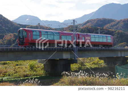 越後心跳鐵道度假區雪月花姬川鐵道橋和黑姬山 98216211