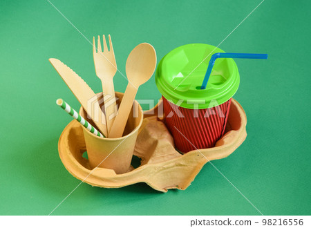 Plastic vs sustainable dinnerware choice concept 98216556