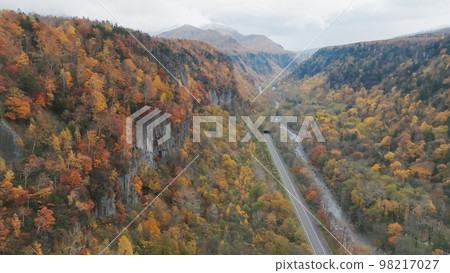 鳥瞰層雲峽山谷秋季石狩河柱狀節理北海道 98217027