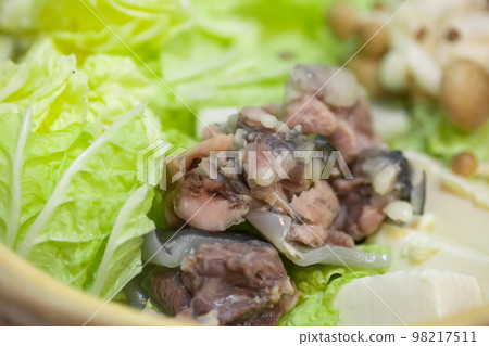 Place the pre-boiled soft-shelled turtle in the pan 98217511