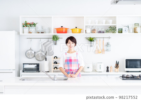 Middle-aged housewife in the kitchen 98217552