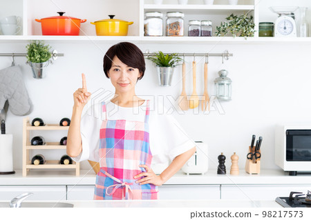 廚房裡的中年家庭主婦 98217573