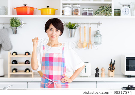 廚房裡的中年家庭主婦 廚房裡的中年家庭主婦 98217574