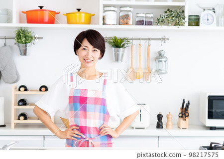 廚房裡的中年家庭主婦 廚房裡的中年家庭主婦 98217575