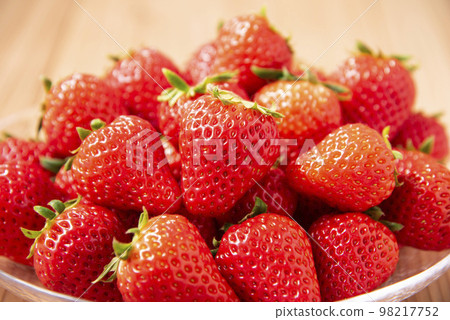 A lot of strawberries on a glass plate 98217752