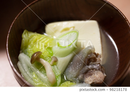 When the soft-shelled turtle pot is served in a bowl 98218178