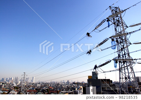 從東京的杉並區看向新宿,線人鋼塔,保護電線和電力的人 從東京的杉並區看向新宿,線人鋼塔,保護電線和電力的人 98218535