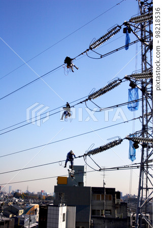 保護鋼塔、輸電線路和電力的人,從東京杉並區望向新宿 保護鋼塔、輸電線路和電力的人,從東京杉並區望向新宿 98218536