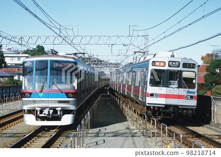 東京都交通局6300系列和東急電鐵8590系列通過高架部分 98218714
