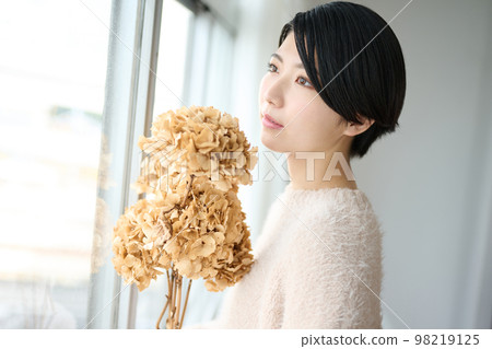 woman portrait with dried flowers woman portrait with dried flowers 98219125