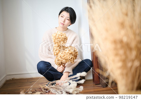 woman portrait with dried flowers 98219147