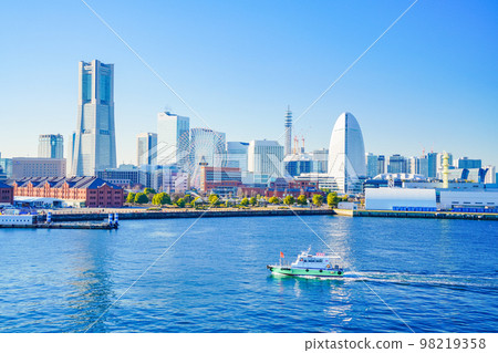 (Kanagawa Prefecture) Yokohama Minato Mirai/Yokohama Port Ships coming and going (Kanagawa Prefecture) Yokohama Minato Mirai/Yokohama Port Ships coming and going 98219358