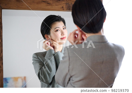 準備出門的年輕女子 準備出門的年輕女子 98219370