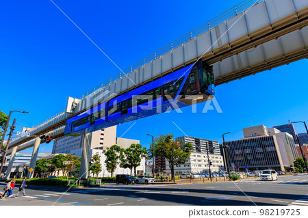 穿越千葉縣千葉市的千葉單軌電車（港區公園附近） 98219725