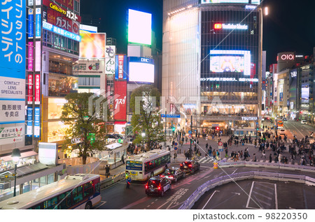[Tokyo] Bustling scramble crossing in front of Shibuya Station at night in February 98220350