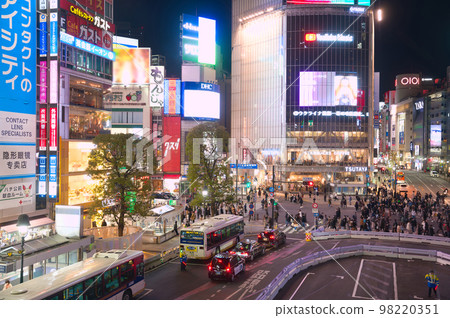 [Tokyo] Bustling scramble crossing in front of Shibuya Station at night in February 98220351