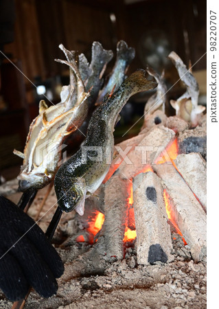 鹽烤虹鱒魚 98220707