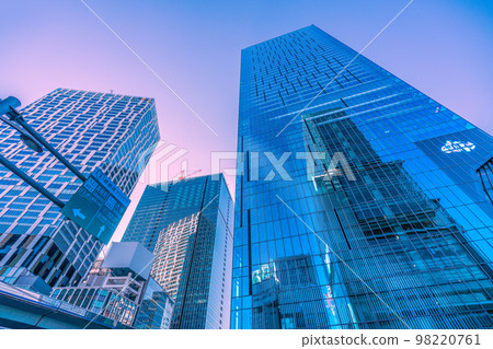 日本東京城市景觀大都會高速公路入口標誌和 Sakuragaoka 重建。反射周圍的建築物以創建新的城市景觀 98220761