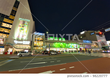 [Tokyo] Shinjuku Station South Exit at night crowded with people in February 98220777