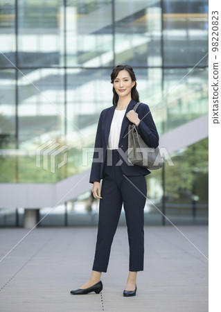 Business woman in her 30s looking at the camera full body portrait photography cooperation "LINK FOREST" 98220823