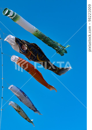 鯽魚旗在五月的晴空和風中飄揚 98221009