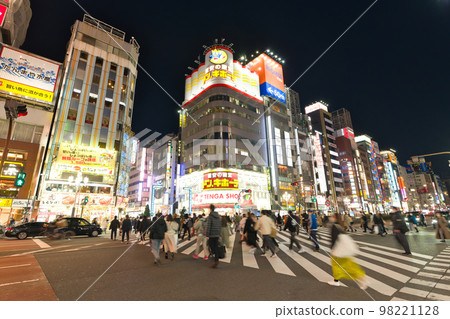 [Tokyo] Shinjuku and Kabukicho at night, crowded with people in February 98221128