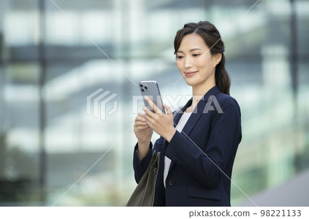 A businesswoman looking at a smartphone screen, photography cooperation "LINK FOREST" 98221133