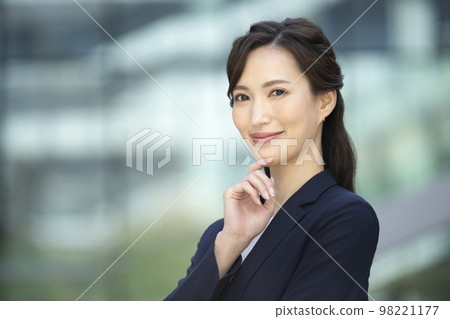Business woman in her 30s looking at the camera portrait photography cooperation "LINK FOREST" 98221177