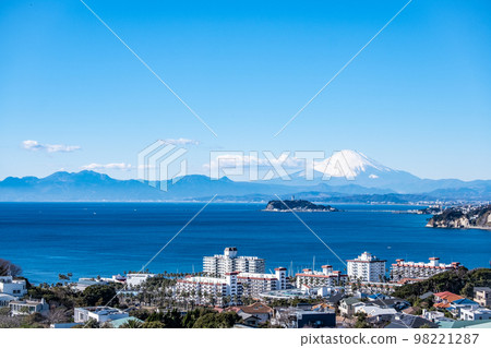 神奈川縣逗子市廣山公園的湘南江之島和富士山 98221287