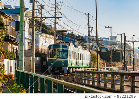 貫穿湘南海岸七里濱的江之電 98221299