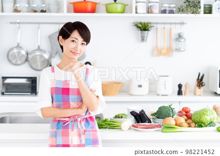 Middle-aged housewife in the kitchen 98221452
