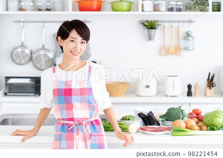 廚房裡的中年家庭主婦 98221454