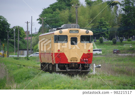 Kominato Railway Kiha 40 single line near the sea and soil trees 98221517