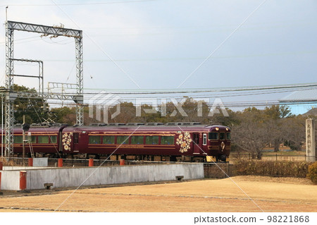 A train on the Kintetsu Nara Line running past the restored ruins in the Nara Heijo Palace Ruins 98221868