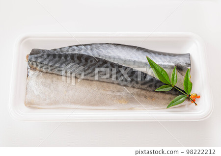 食物托盤中的鹽漬鯖魚片 食物托盤中的鹽漬鯖魚片 98222212