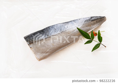 切板上的鹽漬鯖魚片 切板上的鹽漬鯖魚片 98222216