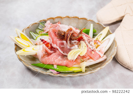 Microwave-steamed green onions and pork belly before lentils 98222242