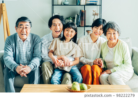 三代家庭在客廳放鬆 三代家庭在客廳放鬆 98222279