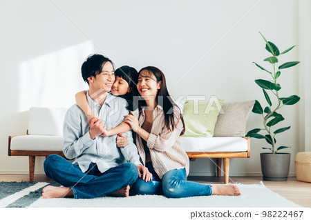 A young family relaxing in the living room　 98222467
