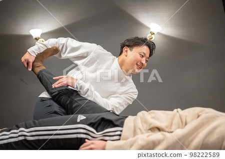 男性體育教練的靈活伸展 男性體育教練的靈活伸展 98222589