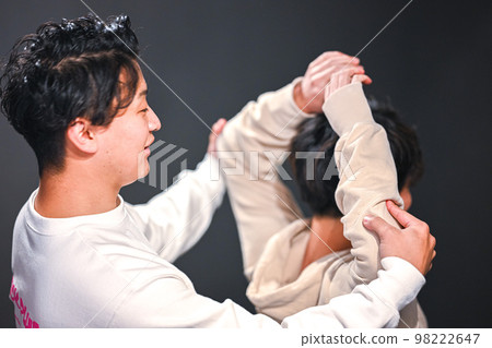 男性體育教練的靈活伸展 男性體育教練的靈活伸展 98222647