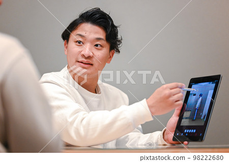 Counseling by a male sports instructor Counseling by a male sports instructor 98222680