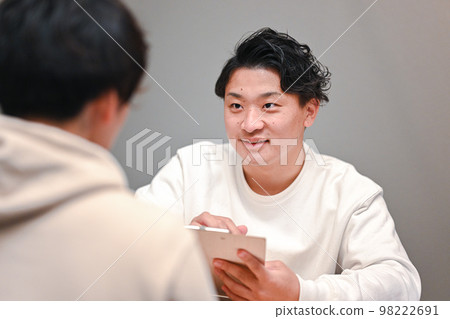 男性體育指導員的諮詢 男性體育指導員的諮詢 98222691