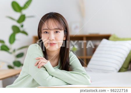 Young woman relaxing in the living room 98222716