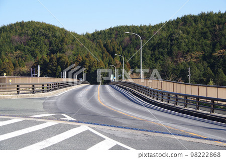 A scene where the asphalt road surface turns white due to snow-melting agent powder A scene where the asphalt road surface turns white due to snow-melting agent powder 98222868
