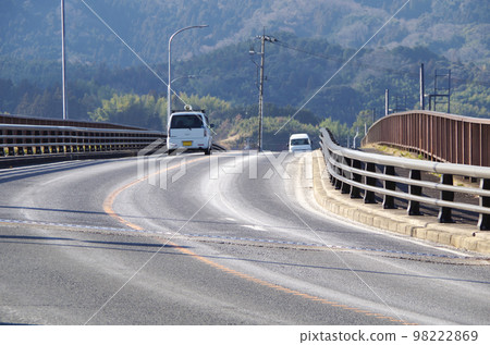 A scene where the asphalt road surface turns white due to snow-melting agent powder 98222869