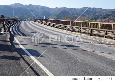 A scene where the asphalt road surface turns white due to snow-melting agent powder A scene where the asphalt road surface turns white due to snow-melting agent powder 98222871