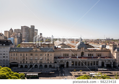 Retiro 站具有美麗的經典外觀。它是阿根廷布宜諾斯艾利斯的一個火車站綜合體 98223418