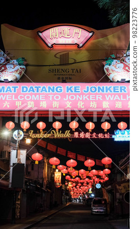 馬六甲雞場街在晚上 98223776